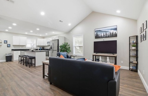 Jefferson City House | Bright and Cozy 4BR Home Away from Home
