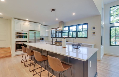 Bluemont House | Bright Bluemont Home w/On-Site Pond & Mtn Views!