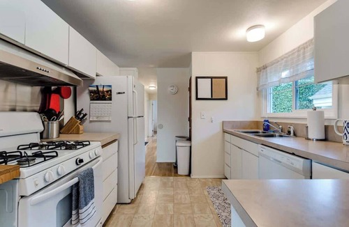Western House | Bright Eugene Retreat Near UO, Hayward & Autzen