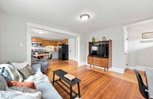 Manchester Apartment | Bright Front Facing Unit - Private Front Farmers Porch