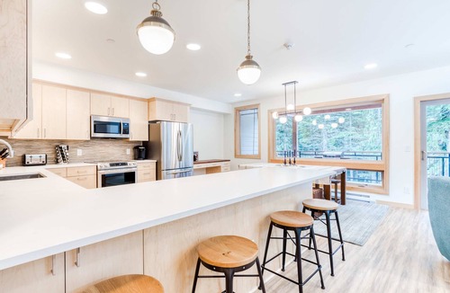 Government Camp House | Bright & modern dog-friendly getaway w/private balcony, gas grill, & free WiFi