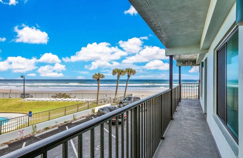 Seabreeze Park Condo | Bright Oceanfront Condo w/Balcony, Pool & Beach Access