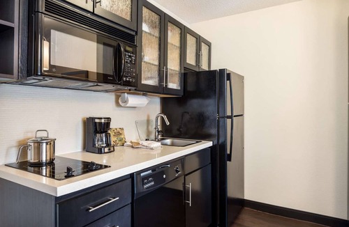 South Hills Hotel | Bright Queen Studio Suite | Full Kitchen, BBQ, 6.8 mi to Pittsburgh Speedway