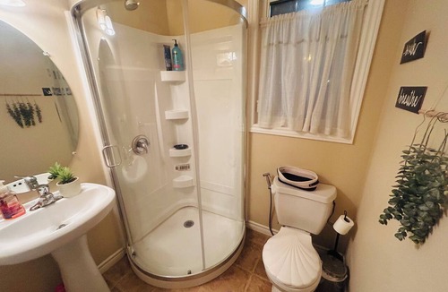 Saint Thomas Cabin | Bright & Spacious 3BR Retreat | 2 Baths | Large Backyard | Parking