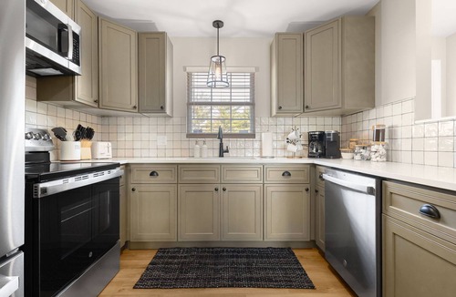 Northeast South Bend House | Bring Everyone/NEW 5BR Townhome Designed for Groups/ Home Base near ND