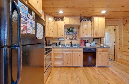 Broken Bow Cabin | Broken Bow Cabin w/Hot Tub & Fire Pit, Near Lake!