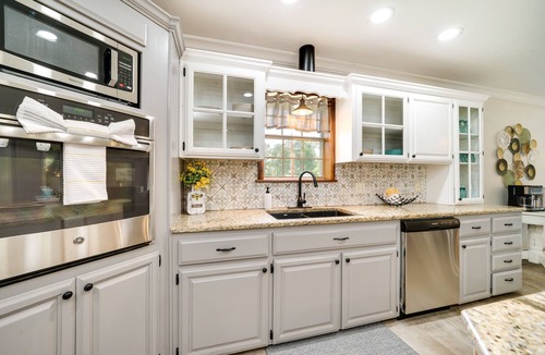 Broken Bow House | Broken Bow Vacation Rental w/Pool & Hot Tub!