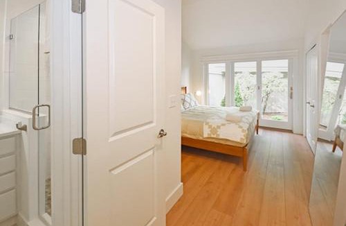 Glen Arbor House | Brook Hill Cottages 42