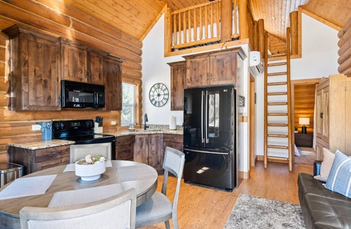 Alton Cabin | Bryce & Zion Cozy Retreat/Starlit Hot Tub