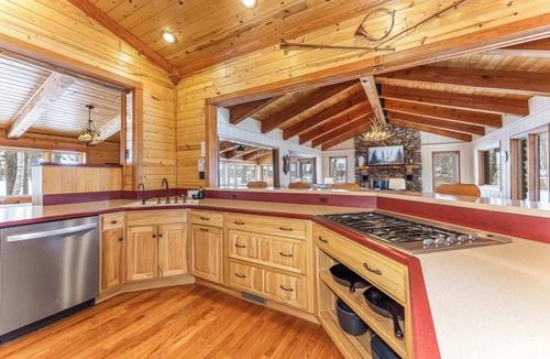 Crystal Falls Ski Chalet | Bua Northwoods Chalet on the Peninsula