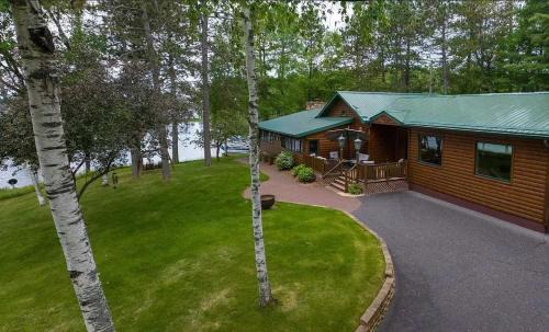 Crystal Falls Ski Chalet | Bua Northwoods Chalet on the Peninsula