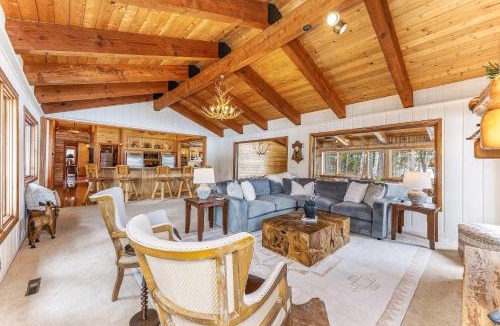 Crystal Falls Ski Chalet | Bua Northwoods Chalet on the Peninsula