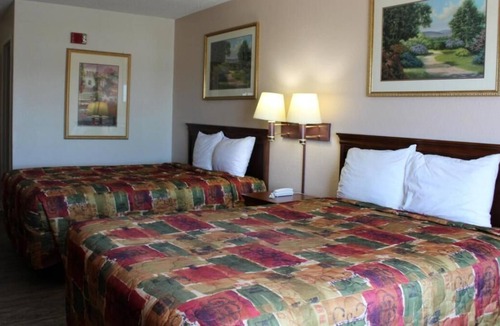 Mount Vernon House | Budget-Friendly Accommodations Near Riverbend Park! Free Breakfast & Parking