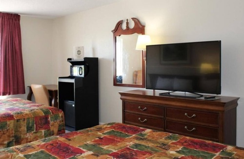 Mount Vernon House | Budget-Friendly Accommodations Near Riverbend Park! Free Breakfast & Parking