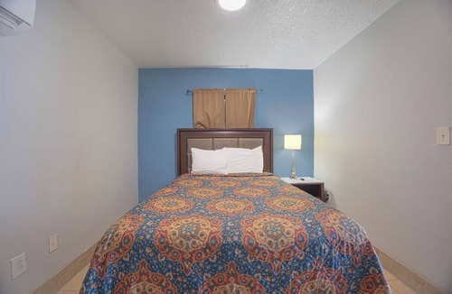 Merritt Island Hotel | Budget-Friendly Clean Room w/Family BBQ Area Close to Local Landmarks