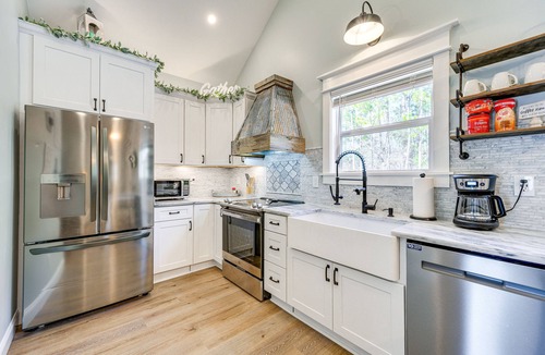 Crawford County Apartment | Byron Getaway w/Fire Pit - Near MGA & Mercer!