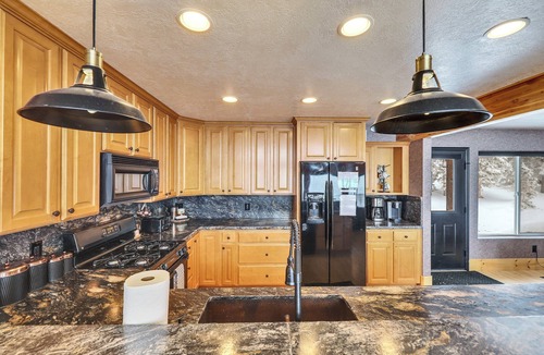 Brian Head Cabin | Cabin Bones: Luxury Mountain Getaway with Stunning Views and Amenities