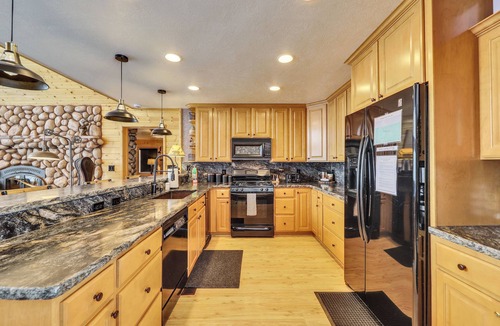 Brian Head Cabin | Cabin Bones: Luxury Mountain Getaway with Stunning Views and Amenities