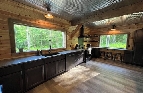 Laurium Cabin | Cabin by the Falls: Modern 3BR Getaway for Relaxation & Adventure