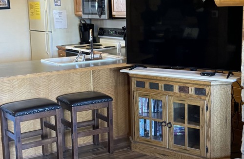 Notch Estates Cabin | Cabin Dreams- Charming. Romantic. Jetted tub. Screened porch. 10 min to SDC