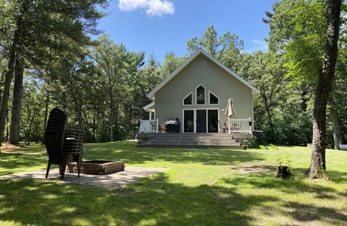 Necedah House | Cabin in the woods with Castle Rock Lake access