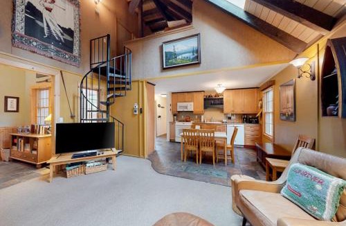 Sunriver House | Cabin-style home with hot tub SHARC passes central location near skiing & golf