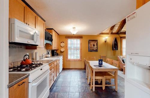 Sunriver House | Cabin-style home with hot tub SHARC passes central location near skiing & golf