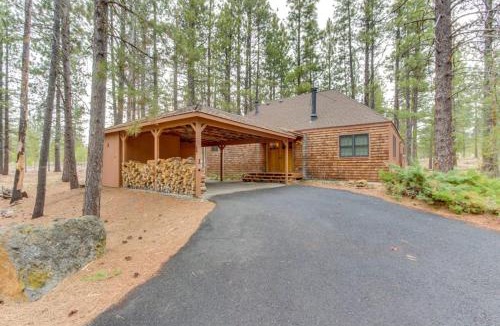 Sunriver House | Cabin-style home with hot tub SHARC passes central location near skiing & golf