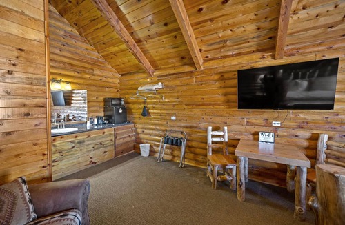 Tropic Cabin | Cabin with King Bed at Bryce Canyon Log Cabins