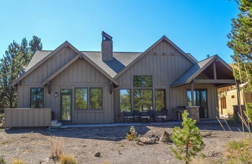 Sunriver Cabin | Caldera Escape with Access to Forest House
