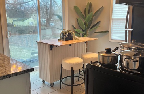 Redford House | Calm Cozy Home with King Bed, Washer & Dryer, Wifi & More