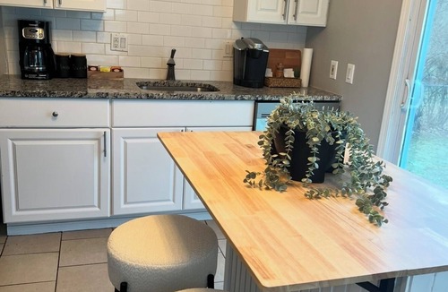 Redford House | Calm Cozy Home with King Bed, Washer & Dryer, Wifi & More