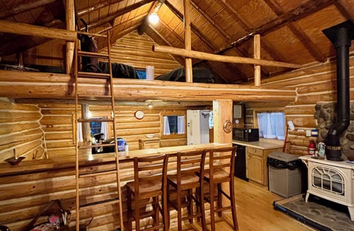 Houghton House | Calm Waters Cabin: RELAX-sauna & jacuzzi tub RECREATE-water & snowmobile trials