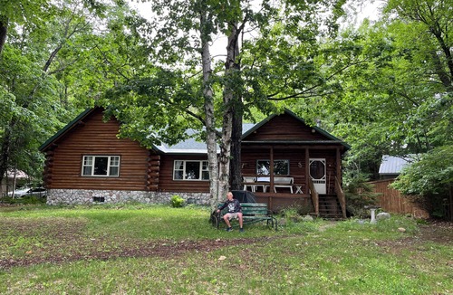 Houghton House | Calm Waters Cabin: RELAX-sauna & jacuzzi tub RECREATE-water & snowmobile trials
