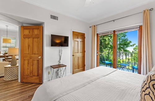 Fairhope Apartment | Camellia at Jubilee Suites Bed & Breakfast. 2K/2B.
