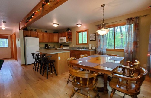 Farwell Cottage | CANDY APPLE COTTAGE- A Charming 3-bedroom cottage in soothing Farwell with WiFi