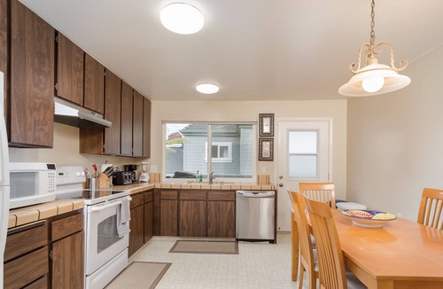 Capitola House | Capitola Village Seashell Sanctuary, just blocks from Capitola Beach!