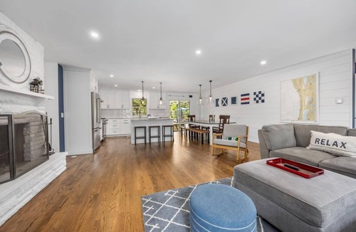 Douglas Villa | Captains Cove CQ, Hot tub, Private Pool, walk town