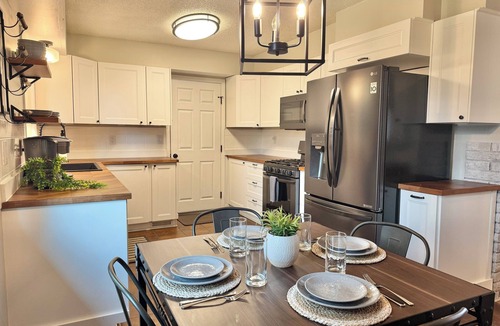 Tigard House | Casa Retreat, Pet-Friendly, Gourmet Kitchen