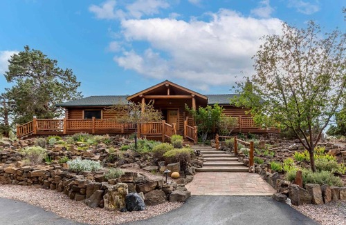 Bend House | Cascade View Log Cabin Cozy Mountain Escape on over 2 Acres Dog Friendly