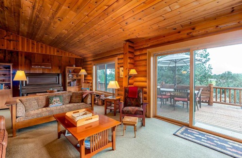 Bend House | Cascade View Log Cabin Cozy Mountain Escape on over 2 Acres Dog Friendly