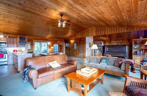 Bend House | Cascade View Log Cabin Cozy Mountain Escape on over 2 Acres Dog Friendly