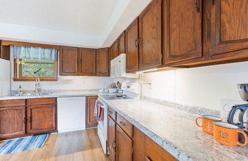 Cloverdale Cottage | Catch a sunrise and a sunset or. a fish!