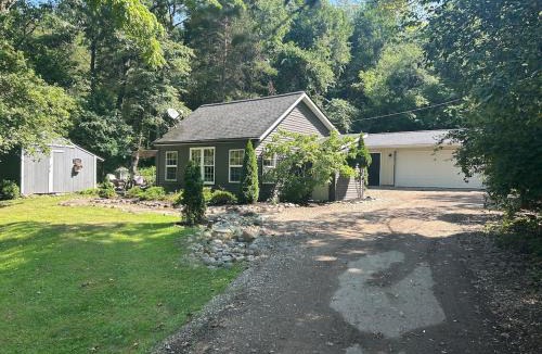 Washtenaw County House | Cedar Valley Cottage Ideal Location Pet friendly Get Away