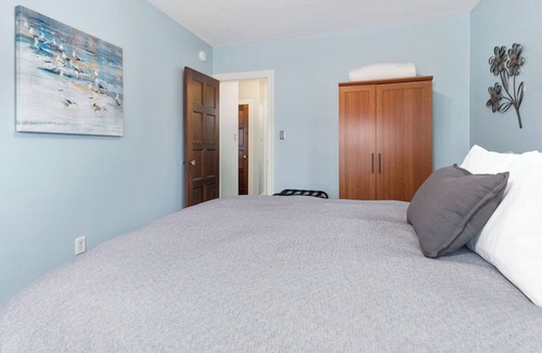 Fort Wayne Hotel | Central-Immaculate-Parking-Fenced Yard-Dining