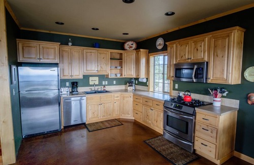 Prineville Cabin | Central Oregon Getaway! Incredible Lake and Mountain views! Dark Sky Area!