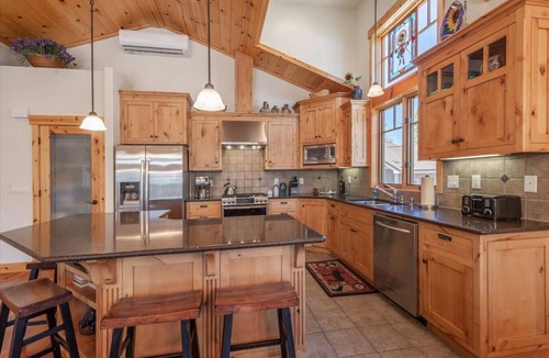Truckee House | Central Truckee Ski Lease!