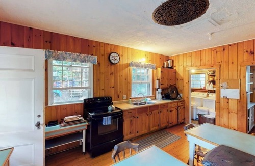 Charlotte Cottage | Century-Old Lakefront Victorian on a Private Island—Boats, Beach & Dog-Friendly