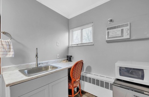 Riverview Apartment | Charming Private Room in Browntown for 2, Detroit