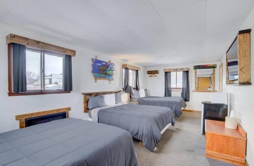 Chamberlain Hotel | Chamberlain Room w/Free Parking for Relaxed Road Trips | Pet-Friendly Stay